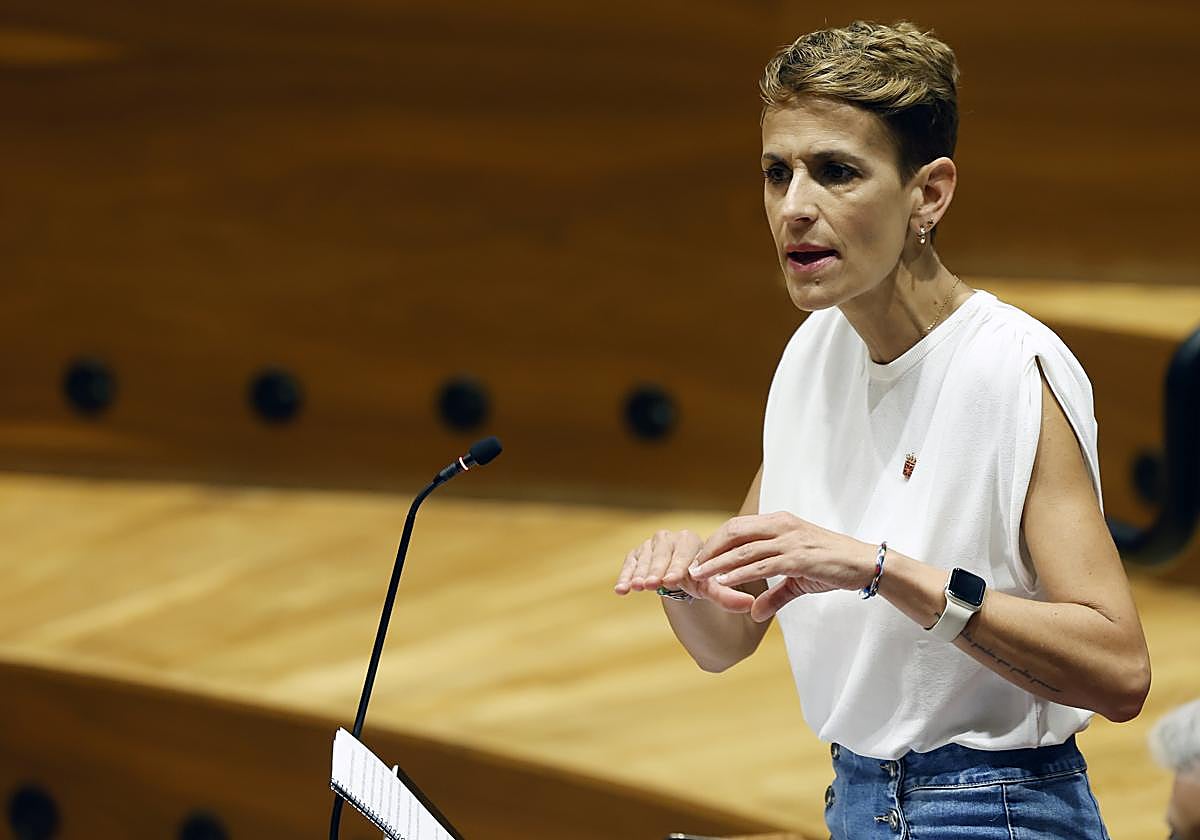 La presidenta de Navarra, María Chivite, en una intervención en el parlamento autonómico