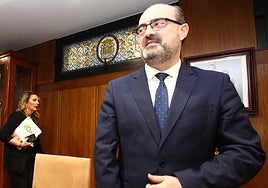 El alcalde de Ponferrada expulsa a la portavoz de Vox del pleno por llamar «sinvergüenzas» a los concejales del equipo de Gobierno