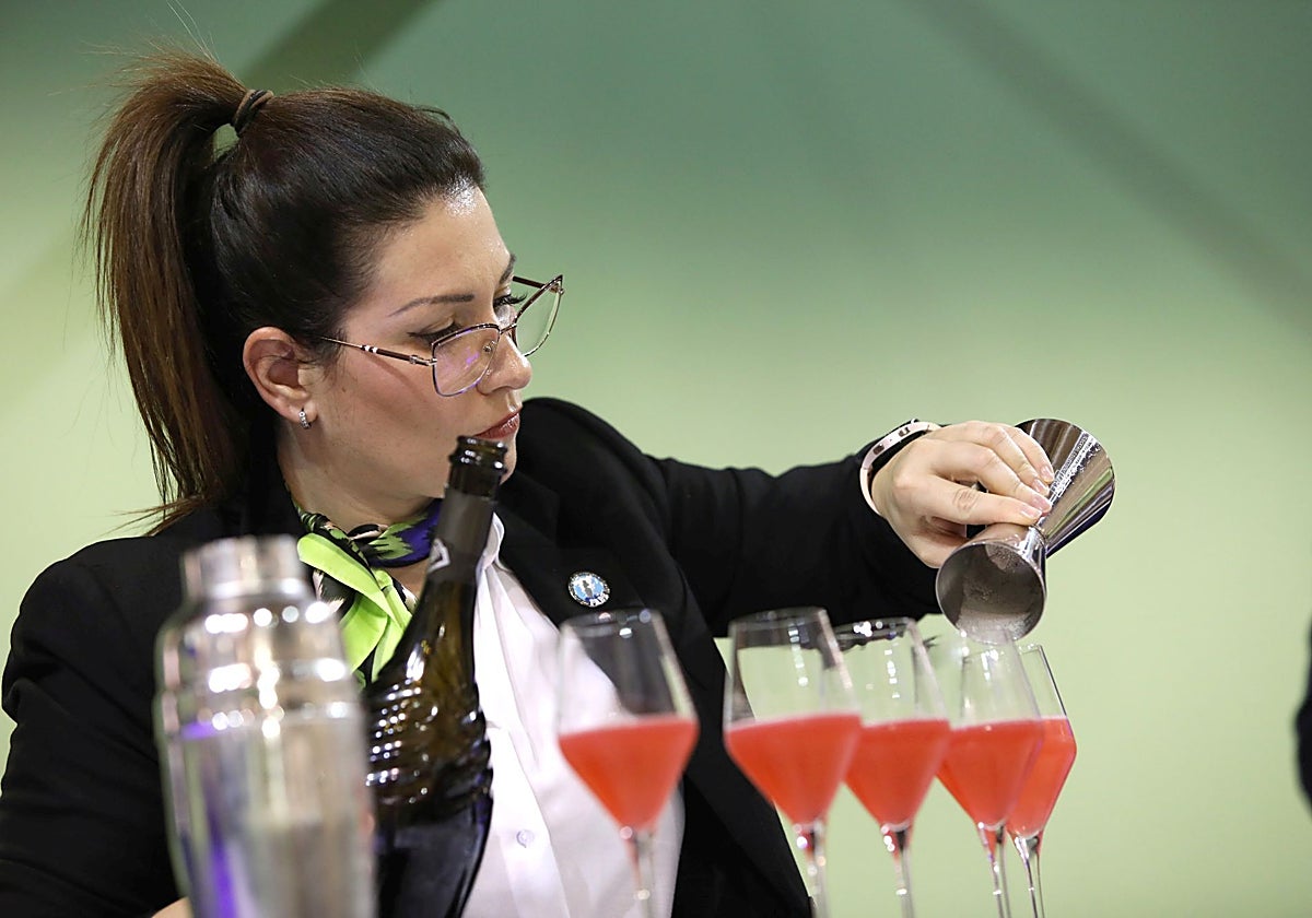La ganadora del campeonato regional de coctelería, Tamara Martín