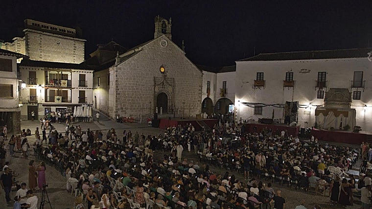 La plaza Mayor, la noche del sábado, llena de gente para disfrutar del teatro