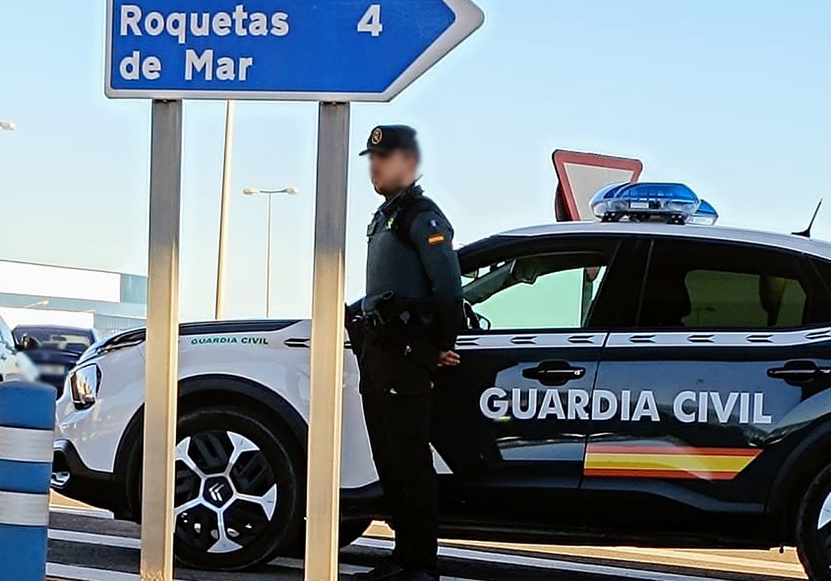 Control de la Guardia Civil en Roquetas de Mar en una imagen de archivo