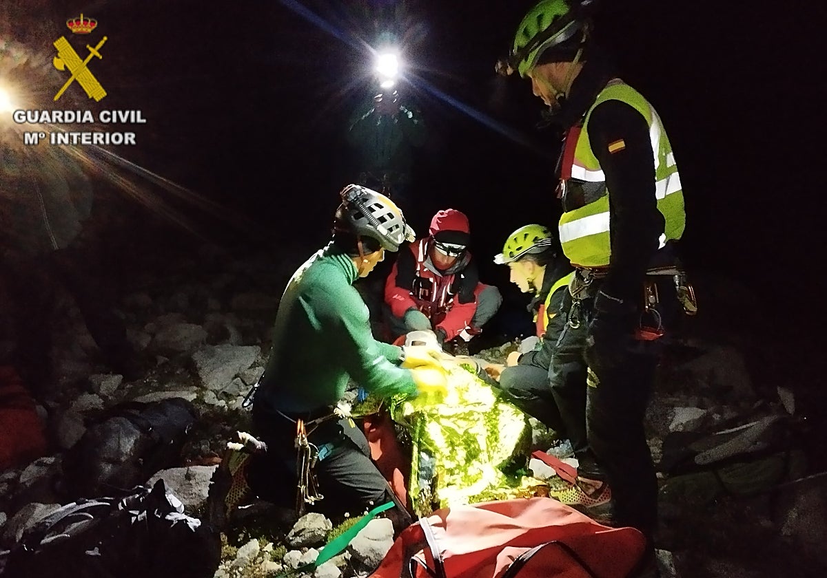 Imagen de archivo de la evacuación de un montañero por la noche en el Pirineo aragonés