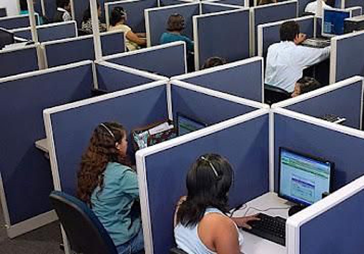 Una empresa 'call center' en una imagen de archivo