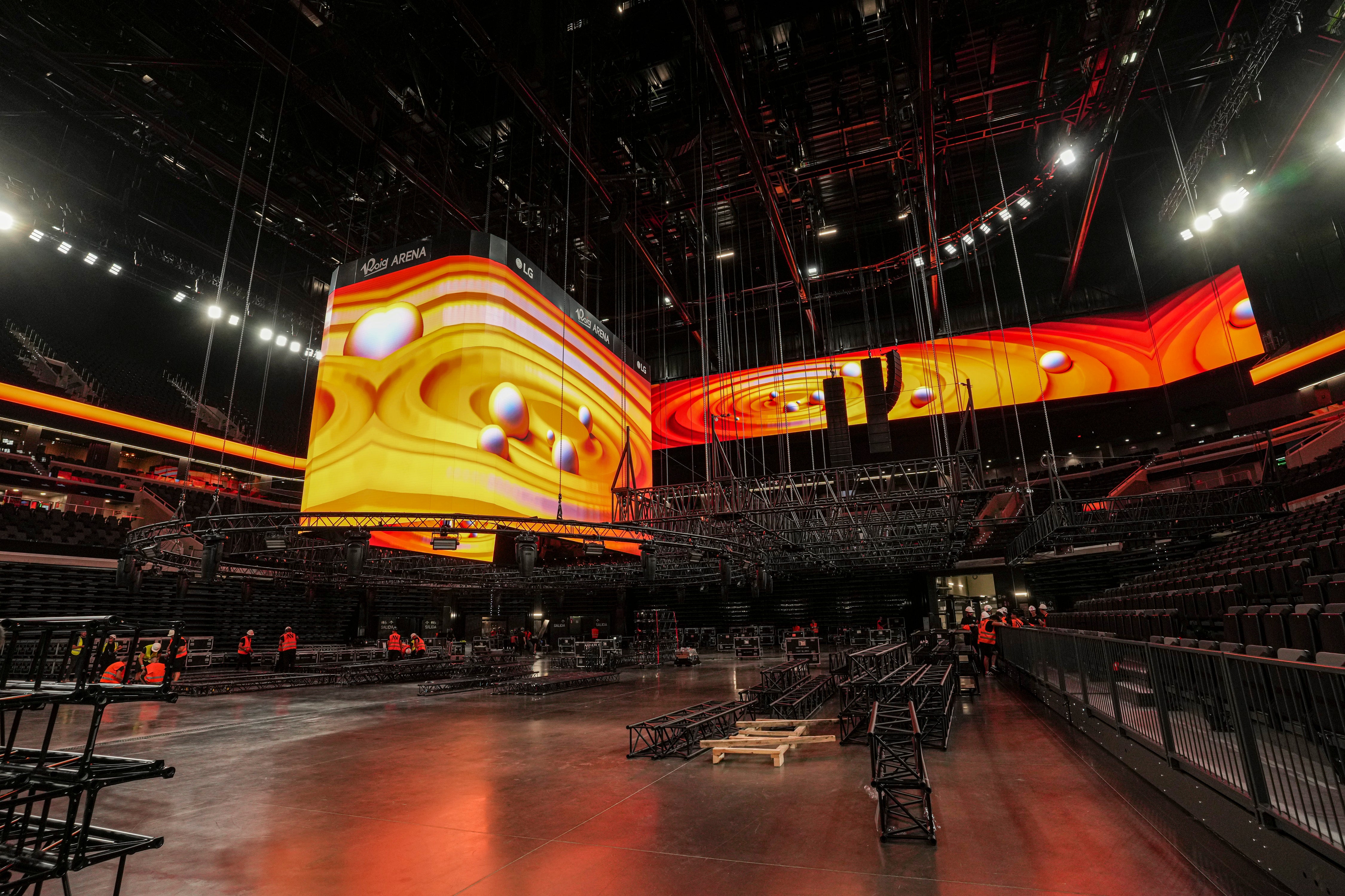 El juego de luces y la impresionante instalación llevada a cabo en el Roig Arena.