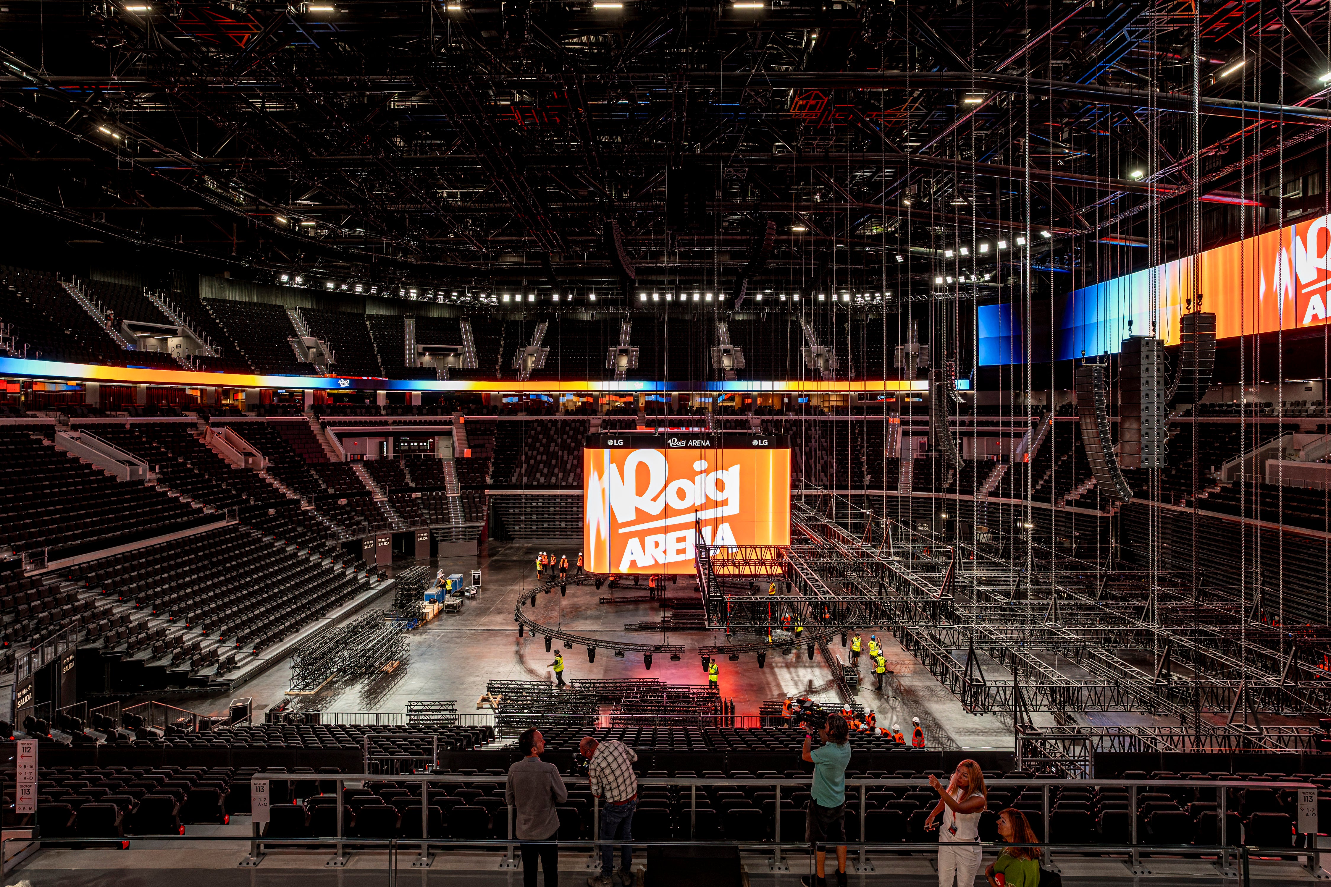 Visitantes observan atónitos las instalaciones.
