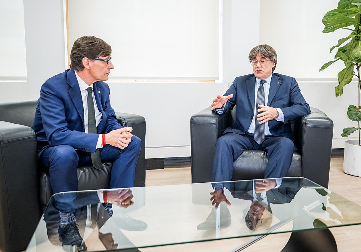 El presidente de la Generalitat, Salvador Illa, y su antecesor en el cargo Carles Puigdemont