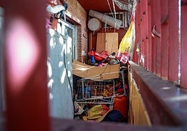 Los 6 niños rescatados de sus padres llevaban dos años entre infecciones y basura en el piso de Vallecas