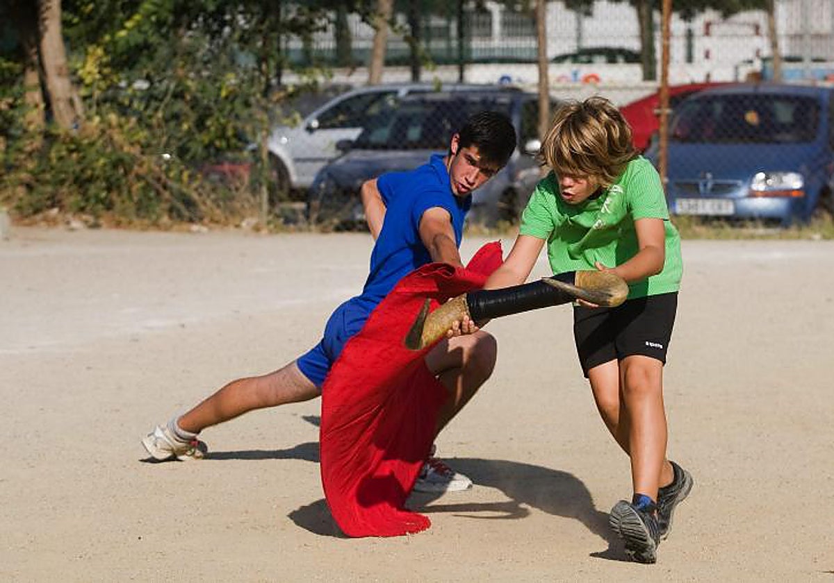 Niños jovenes practicando ser toreros