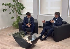 El equipo de Illa ordena retirar «todas las banderas» para recibir a Puigdemont en la sede de la Generalitat en Bruselas