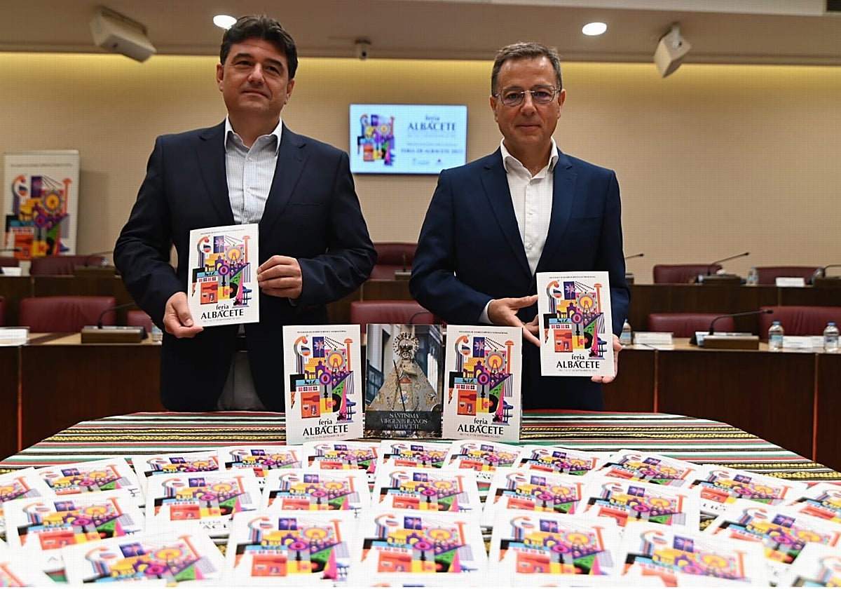 El alcalde de Albacete, Manuel Serrano, a la derecha, junto a los programas de la Feria