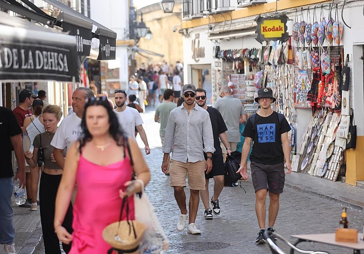 Turistas paseando en manga corta por el Casco Histórico en septiembre