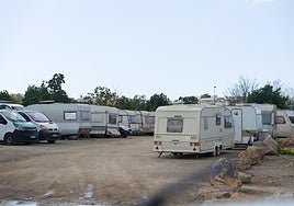 Hallan en una caravana en Ibiza el cuerpo de un hombre que podría haber fallecido en julio