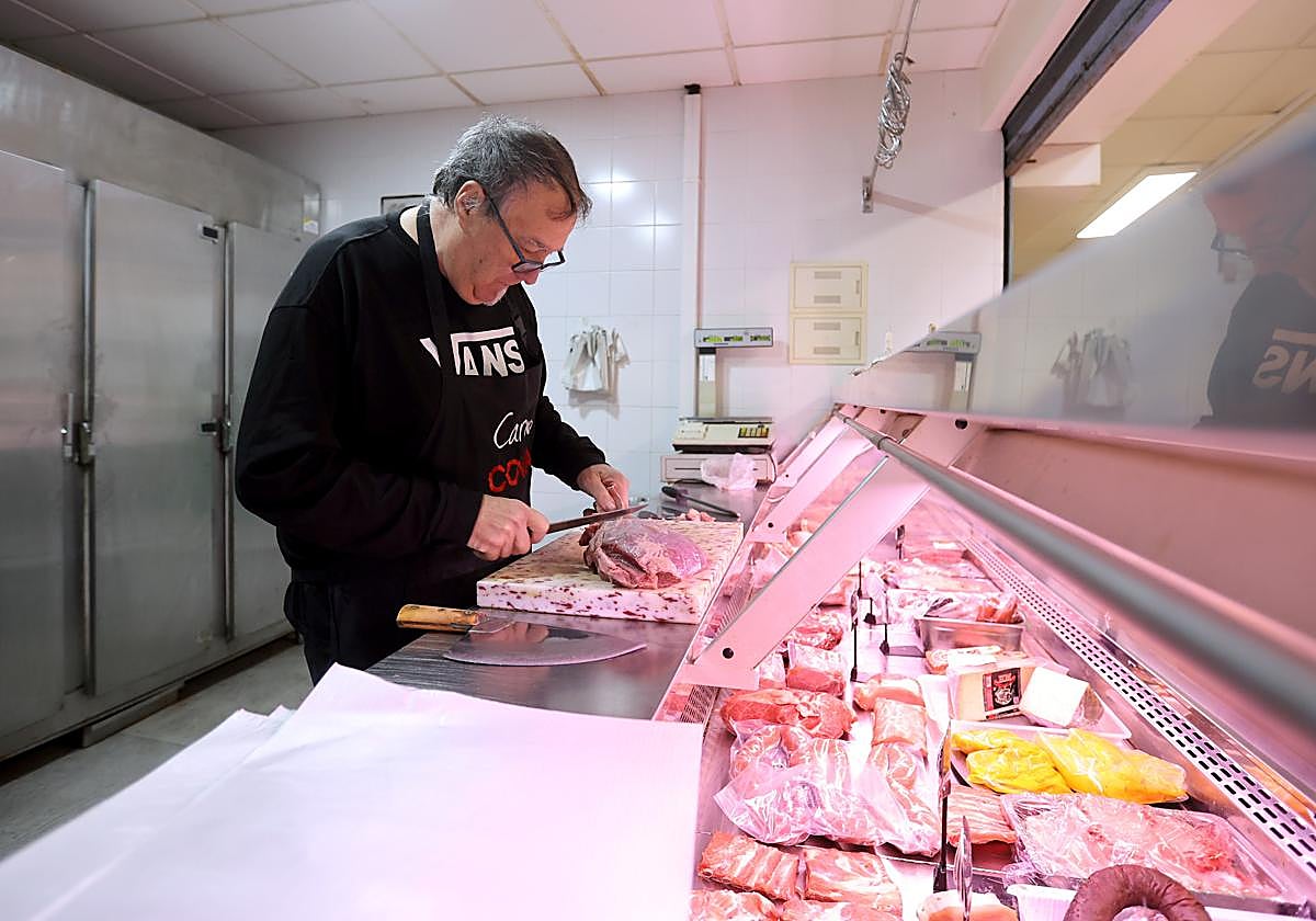 Rafael Jiménez, en su puesto en el mercado del Naranjo