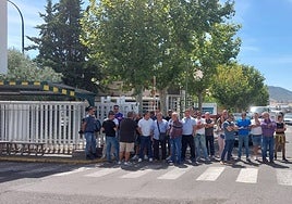 Trabajadores de Eserman bloquean la entrada de Repsol Química tras el anuncio de reconversión logística