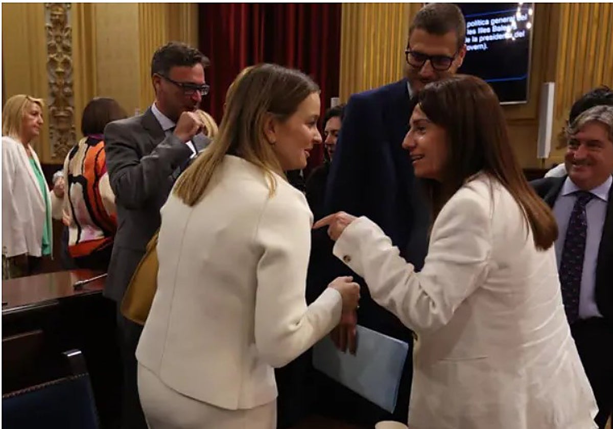 Marga Prohens y Manuela Cañadas durante un pleno en el parlamento balear.