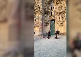 Abogados Cristianos denuncia a las ecologistas que vandalizaron la Sagrada Familia para protestar por los fuegos de este verano