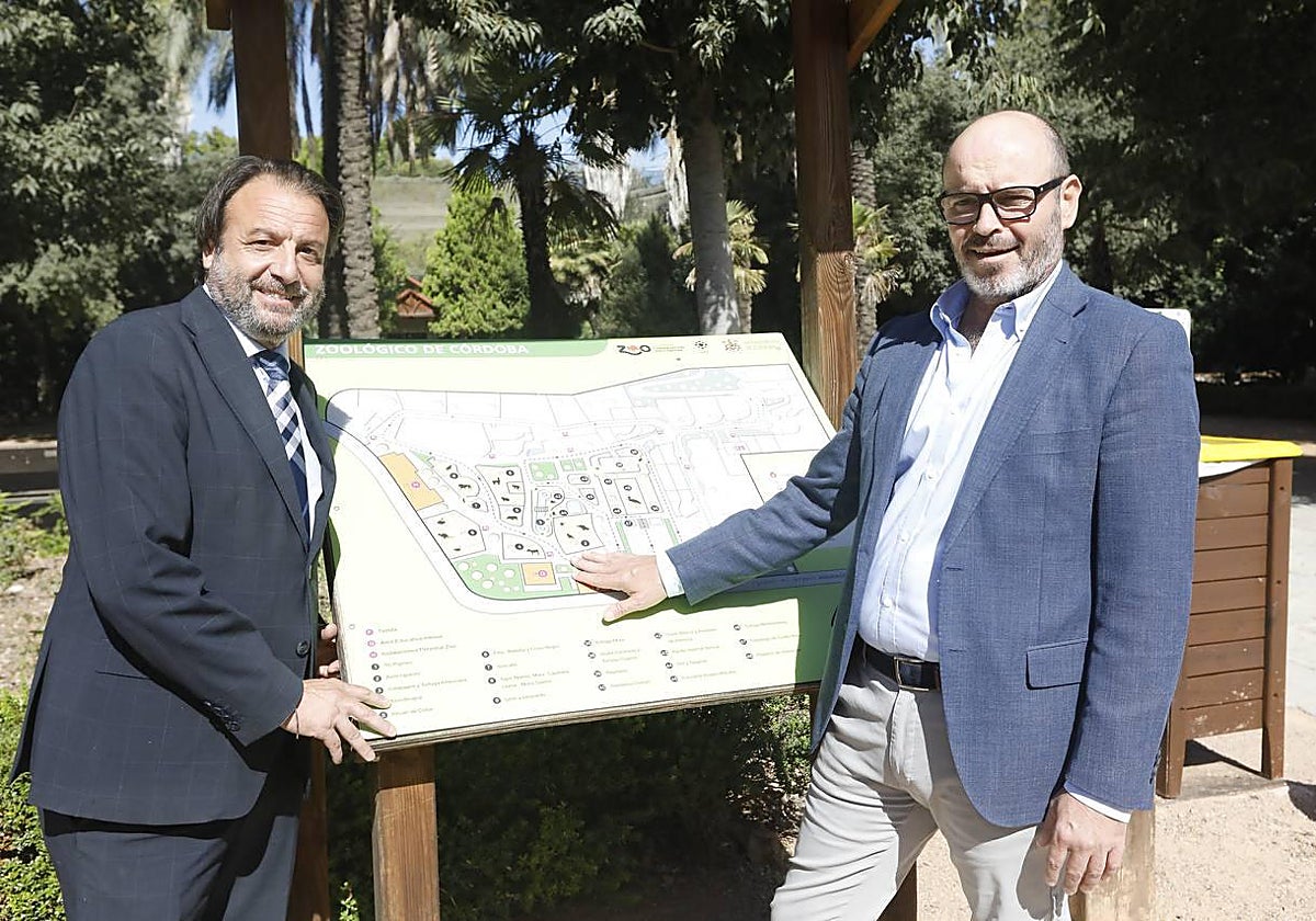 Los concejales del Ayuntamiento de Córdoba, Daniel García-Ibarrola y Bernardo Jordano en el Zoo