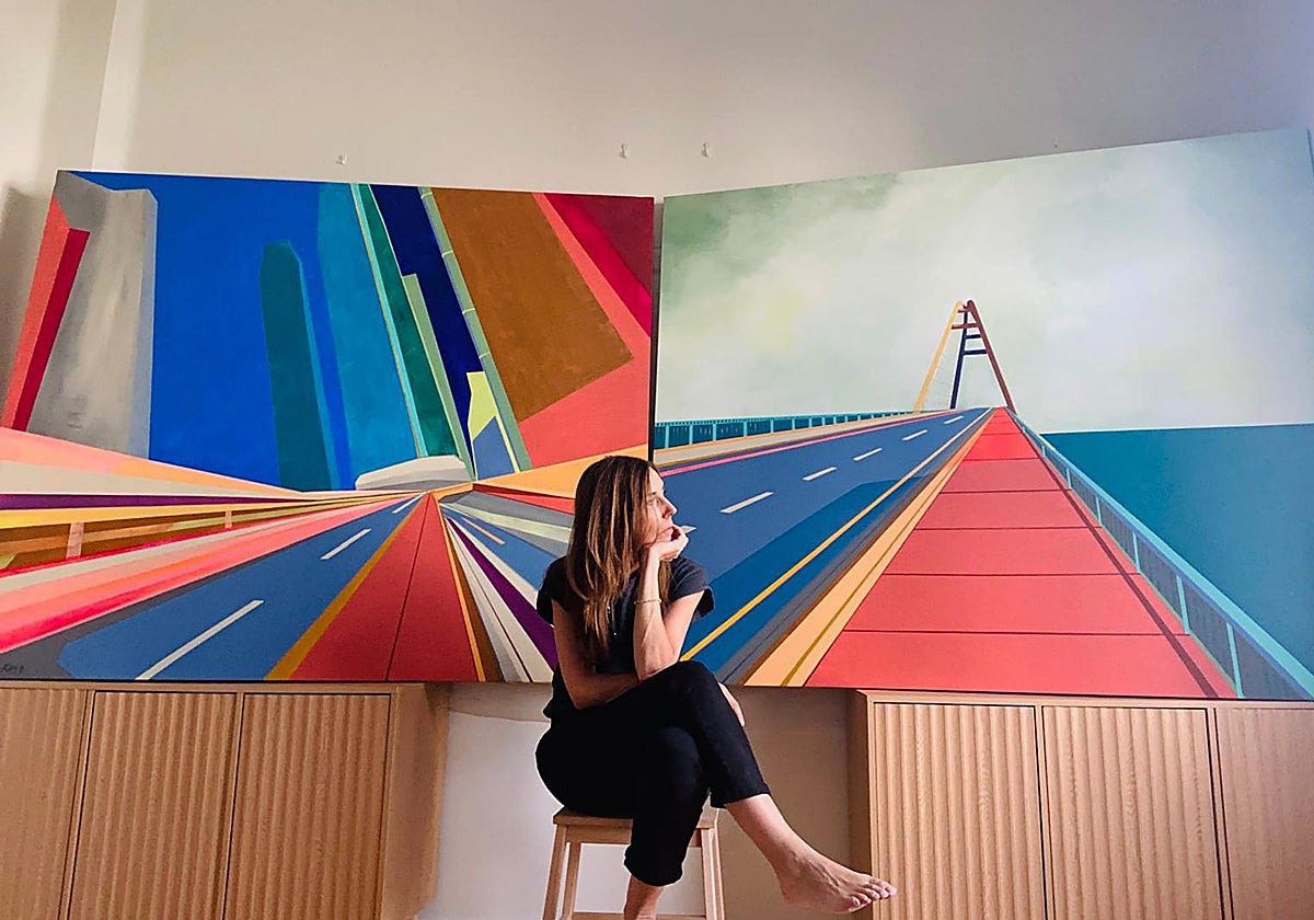 La artista Marta Ranz junto a dos de las obras de la muestra 'M60'