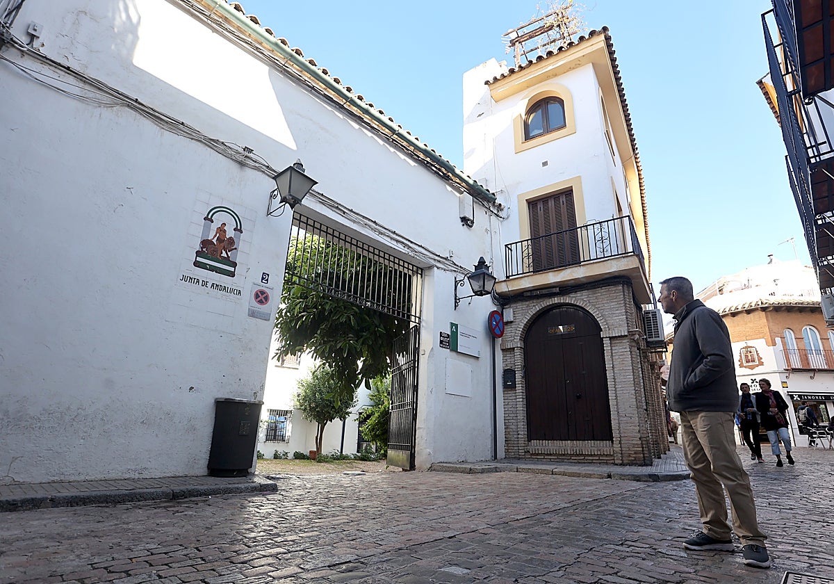 Entrada principal de la sede de Empleo en la calle Manríquez en la Judería de Córdoba