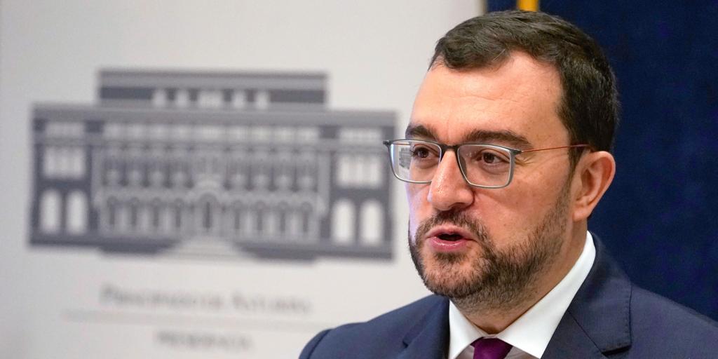 Barbón reconoce que la foto de Illa con Puigdemont le «gusta poco» y critica el «mal endémico» de negociar primero con Cataluña