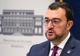 Barbón reconoce que la foto de Illa con Puigdemont le «gusta poco» y critica el «mal endémico» de negociar primero con Cataluña