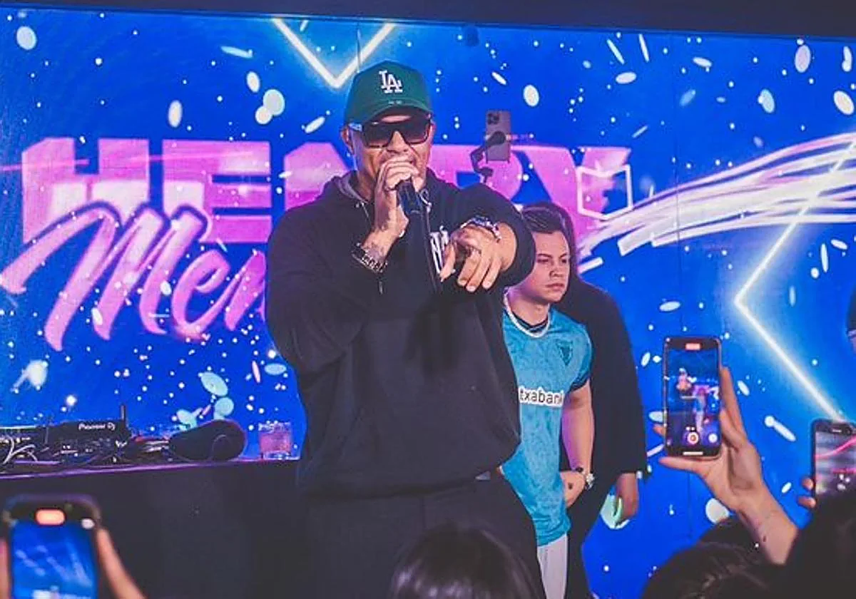 Imagen de una actuación de Henry Méndez