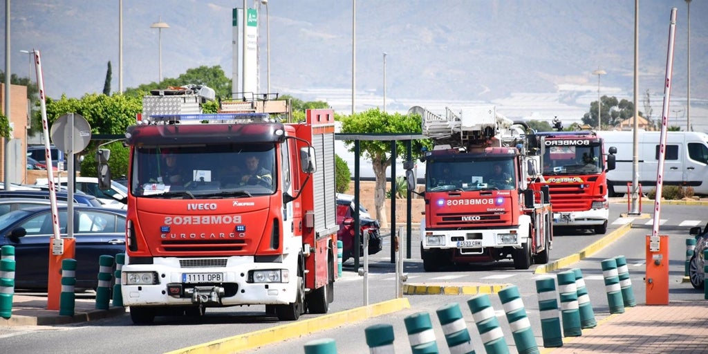 Un hombre intenta matar a su mujer incendiando su propia vivienda en Roquetas de Mar
