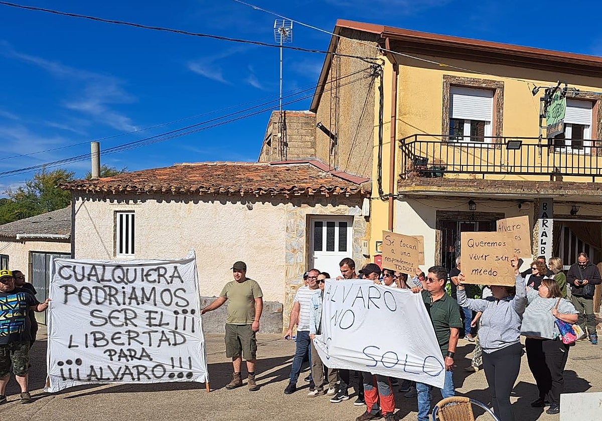 Concentración de vecinos de Olleros de Tera pidiendo la libertad del dueño de un bar acusado de acuchillar a un presunto ladrón