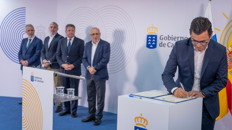 El consejero regional Pablo Rodríguez firma el protocolo
