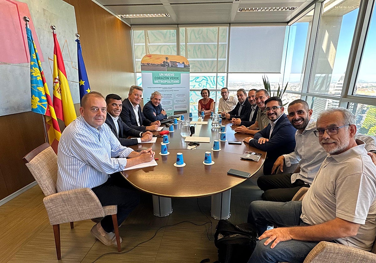 Imagen de Martínez Mus  con los alcaldes del área de influencia del Parque Natural del Túria,