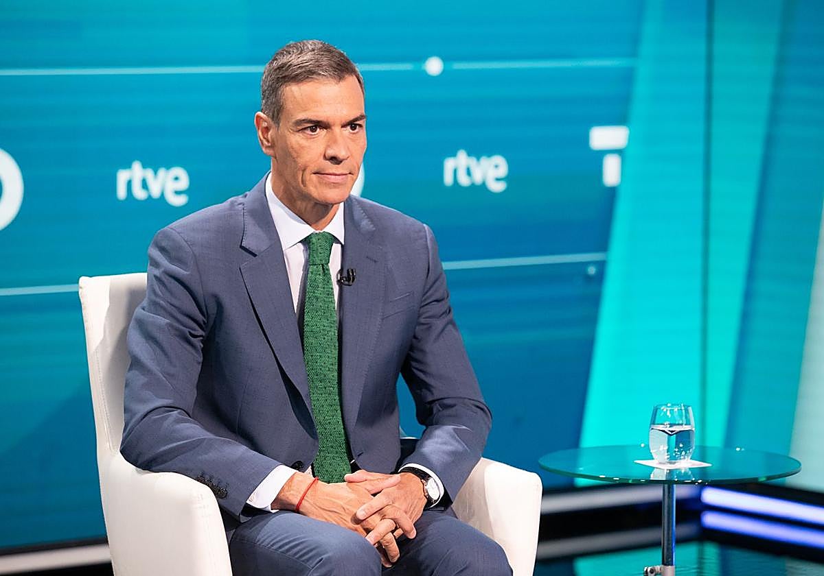 Pedro Sánchez, minustos antes de comenzar la entrevista en TVE