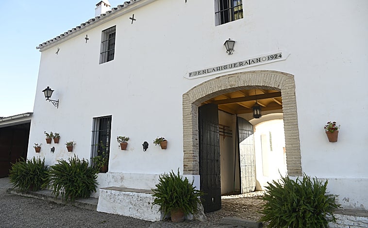 Imagen principal - En la finca Fuen la Higuera, en 1924, se levantó un cortijo alrededor de un lugar donde los árabes extraían minerales. Es la confluencia entre Hornachuelos y Palma del Río, la propia Vega del Guadalquivir y las estribaciones iniciales de Sierra Morena.