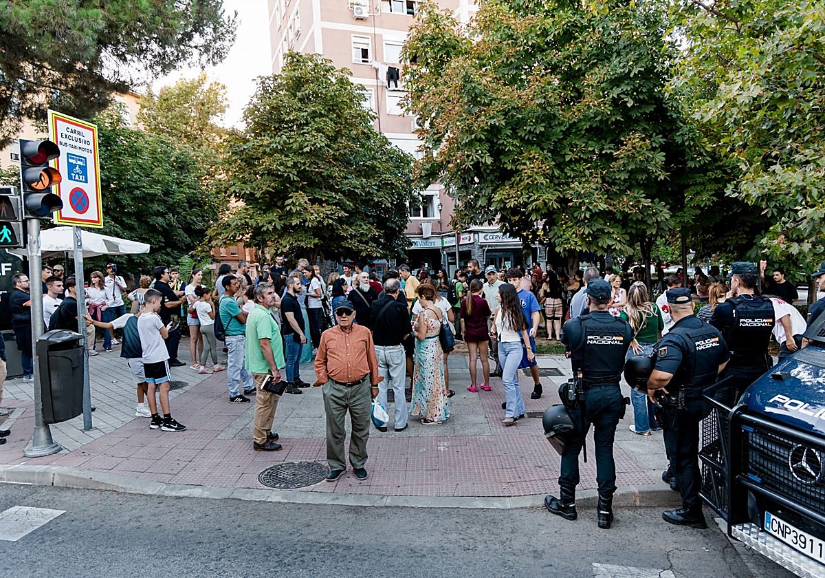 Varias personas con carteles protestaron contra el centro de Primera Acogida de Hortaleza el martes