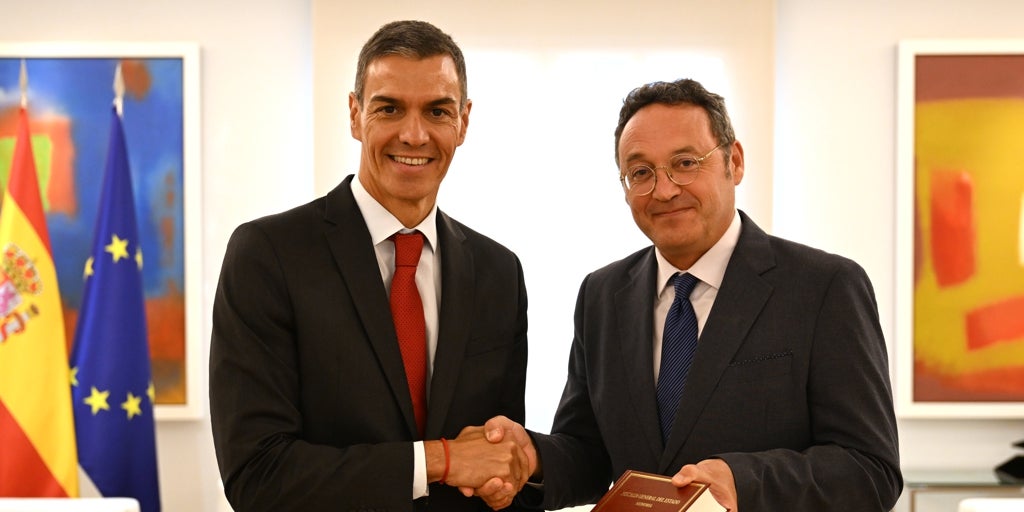 Sánchez recibe de García Ortíz la Memoria Anual de la Fiscalía