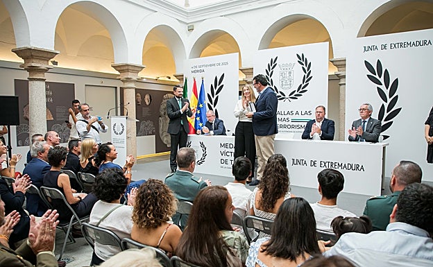 Julián Quirós, director de ABC, recibe la Medalla en Defensa de las Víctimas del Terrorismo