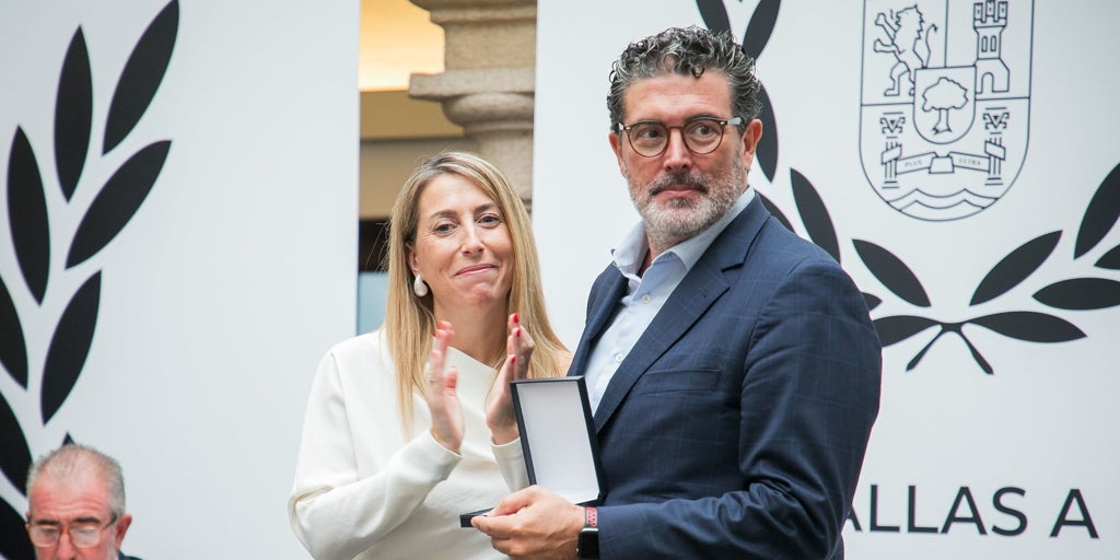 Julián Quirós recibe la Medalla a la Defensa de las Víctimas del Terrorismo de Extremadura