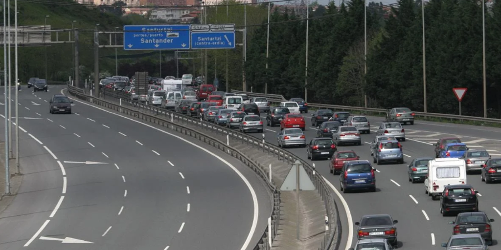 Nuevo agravio a Andalucía: el Gobierno inicia el tercer carril de la A-8 vasca mientras la A-7 sigue atascada en la costa mediterránea