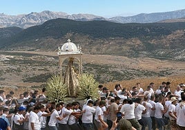 Miles de personas acompañan a la Virgen de la Sierra de Cabra en su tradicional 'Bajá'