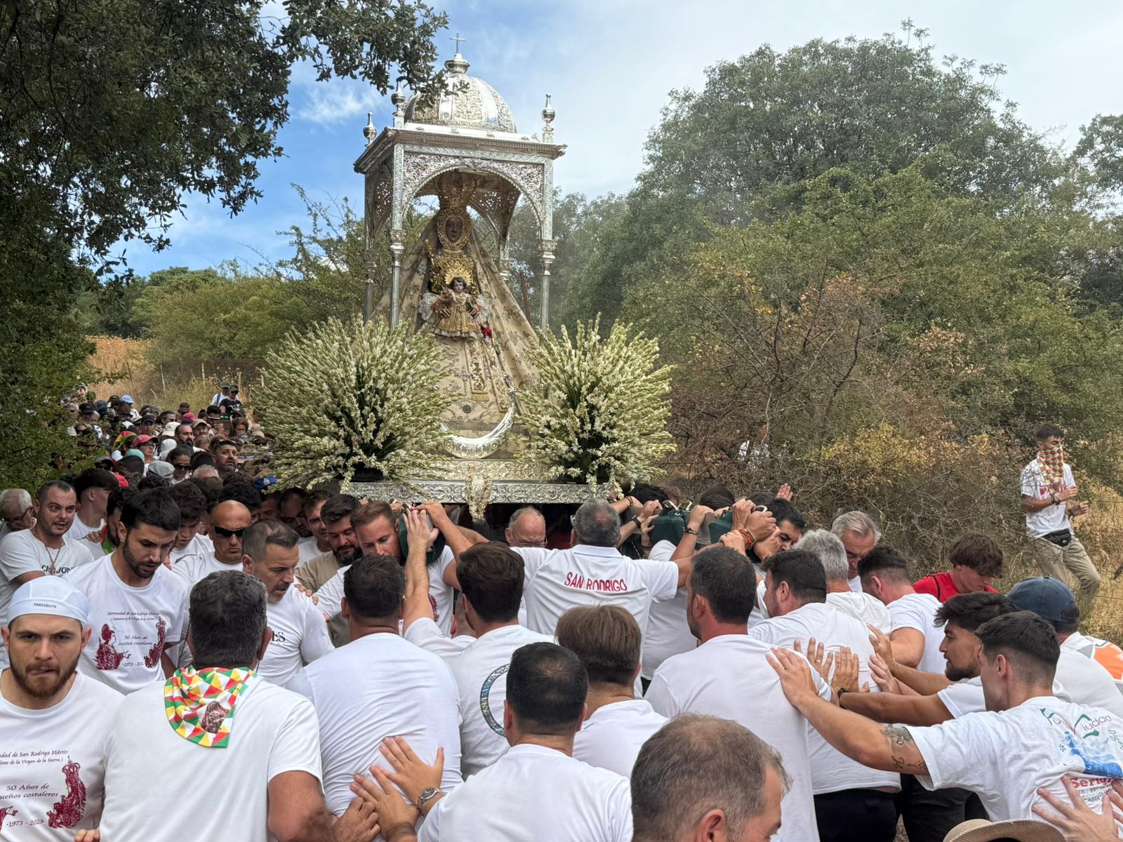La emocionante &#039;Bajá&#039; de la Virgen de la Sierra de Cabra, en imágenes