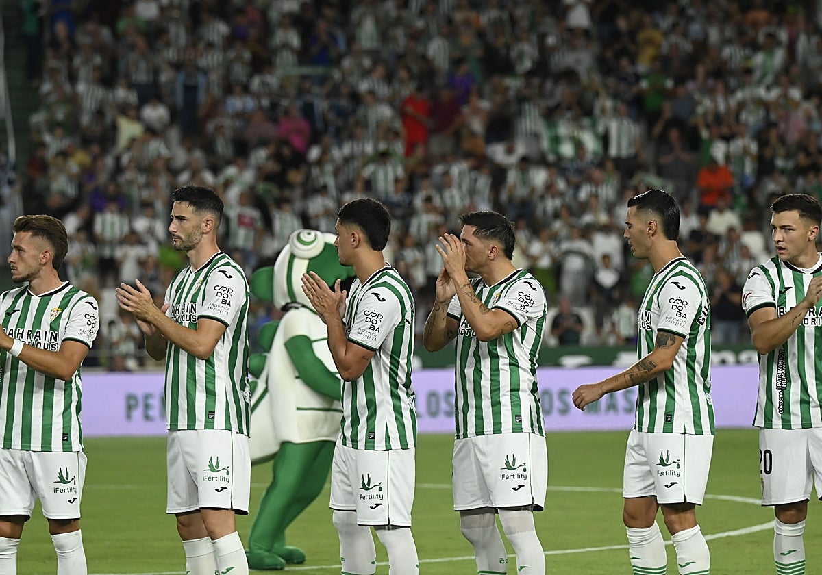 Los jugadores del Córdoba CF saludando a su afición en El Arcángel