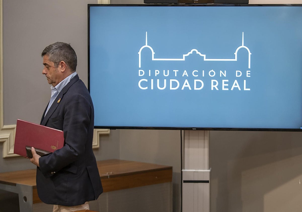 El diputado provincial Luis Alberto Marín anuncia su dimisión como vicepresidente provincial en rueda de prensa