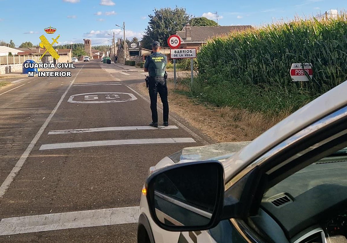 La Guardia Civil en el municipio palentino de Barrios de la Vega, donde se investiga a dos menores por el robo de una vivienda