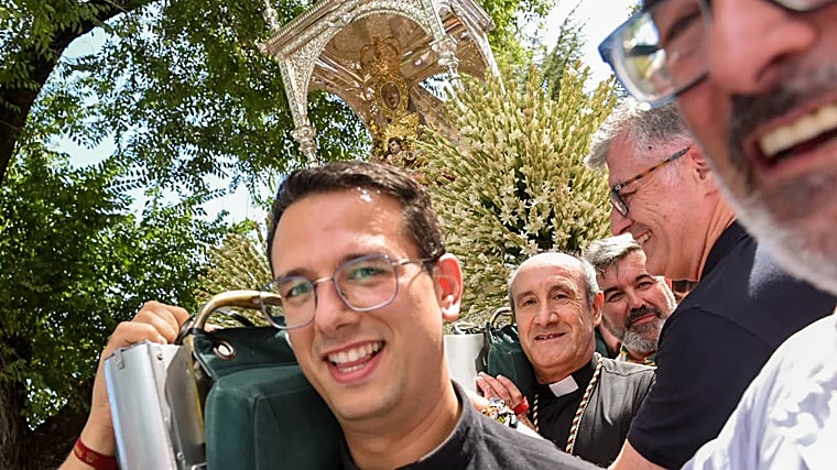 El obispo de Córdoba, Jesús Fernández, en segundo plano, porta las andas de la Virgen de la Sierra