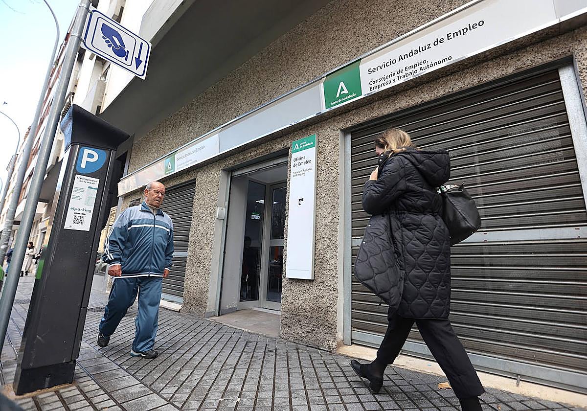 Accesos a una oficina del Servicio Andaluz de Empleo en Córdoba capital