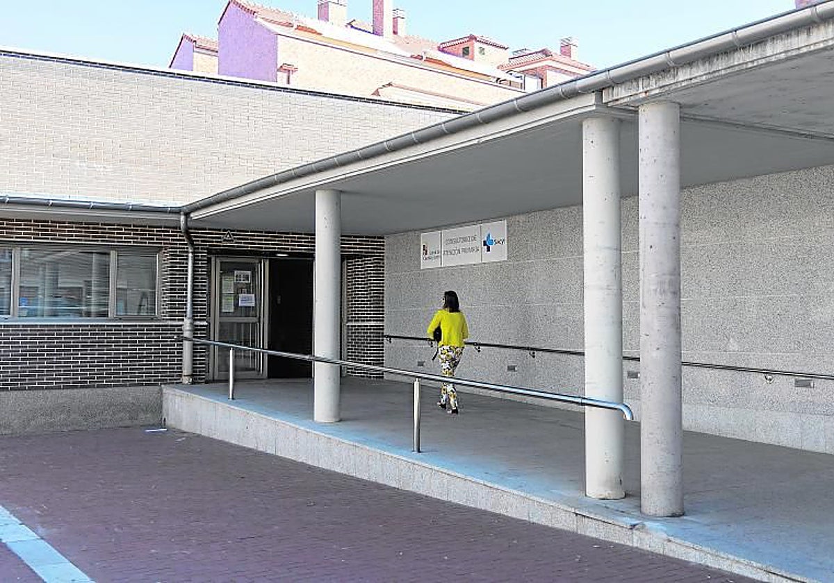 Una paciente entra en el centro de salud de La Cistérniga en Valladolid, en una imagen de archivo