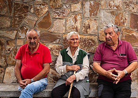 Imagen secundaria 1 - Silvia Gallego muestra por dónde avanzó el fuego desde Molezuelas. Félix, Bárbara y José, en Abejera de Tábara. Antonio muestra los destrozos en las tierras que pegan con el pueblo