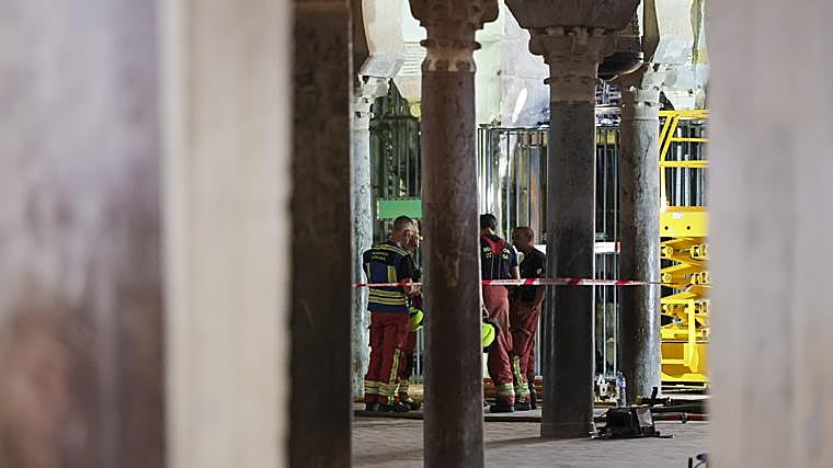 Los bomberos en el interior de la Mezquita-Catedral tras el incendio