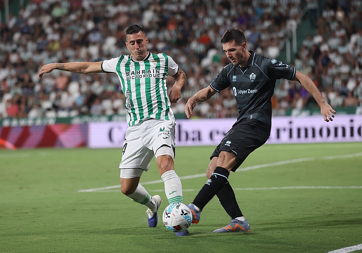 Sergi Guardiola pelea el balón con un rival del Castellón