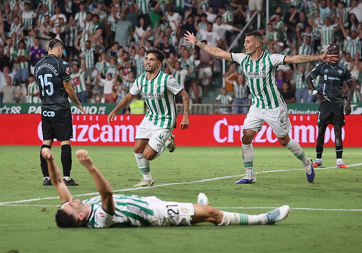 Kevin Medina celebra su gol con Albarrán festejando en el suelo