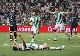 El Córdoba CF renace de sus cenizas en El Arcángel y remonta al Castellón (2-1)